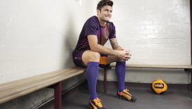 KOK棋牌-钢铁防线铸奇迹！TheShy爆冷击败中国队，教科书式防守震撼全场